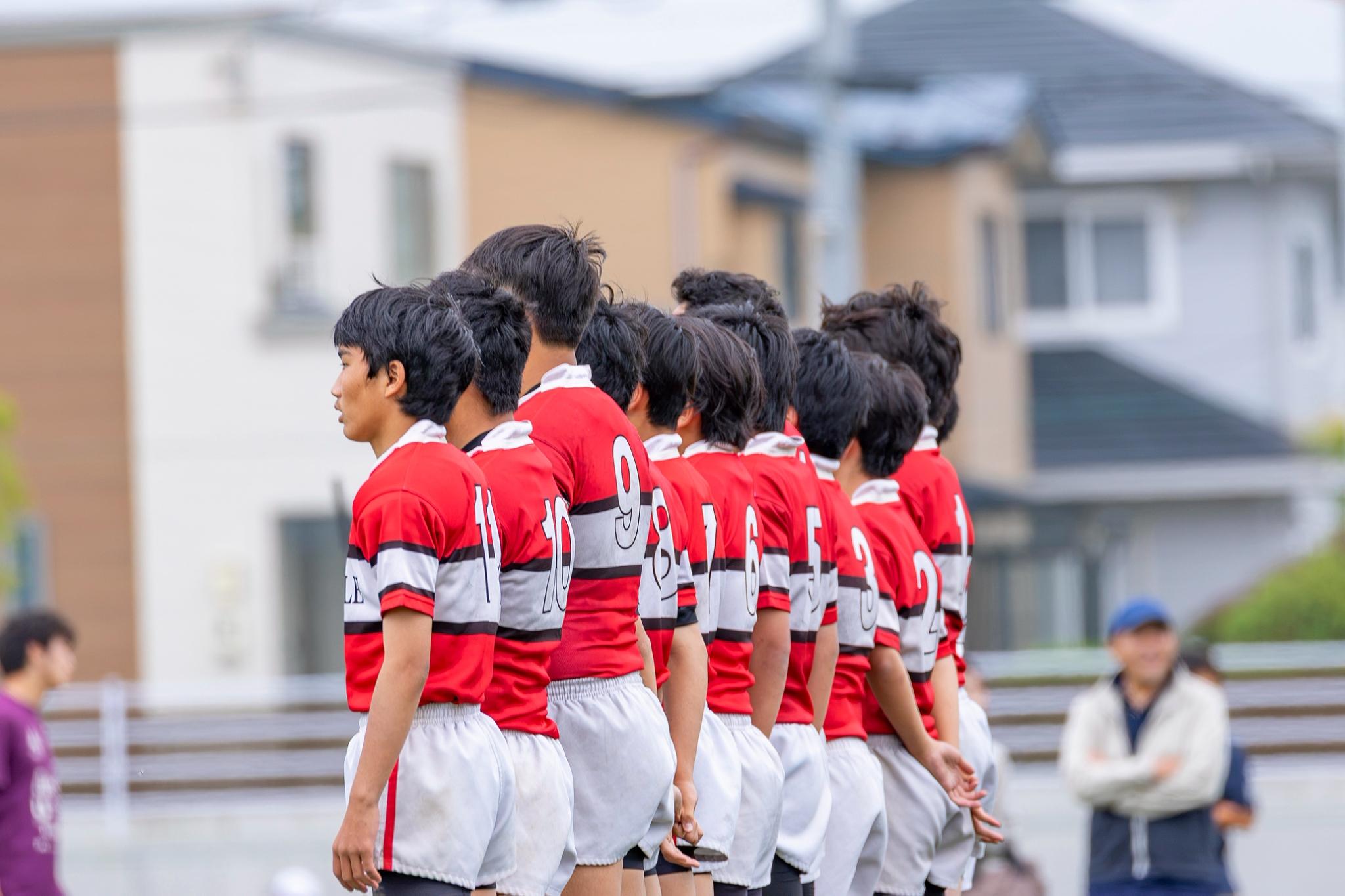 試合前に一列に整列する函館ラ・サール中学校ラグビー部の選手たち